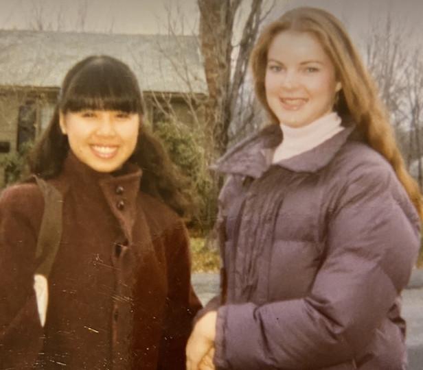 Ana Valdes Lim和Marcia Cross, 穿着暖和的冬衣, 在郊区的房子前摆个姿势拍照